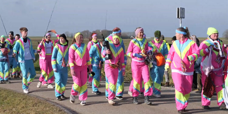 Terugkijken: ook de fatbike doet mee aan carnavalsoptocht Kloosterburen (video)